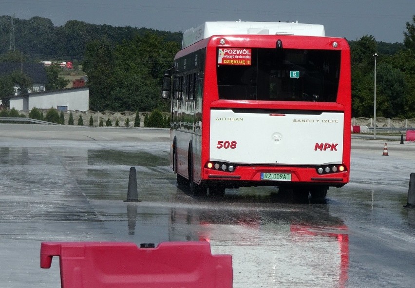 Kierowcy autobusów MPK w Częstochowie trenują jazdę na...