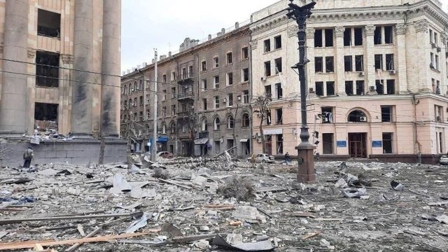 Centralne ulice Charkowa zniszczone przez rosyjskie bombardowania.