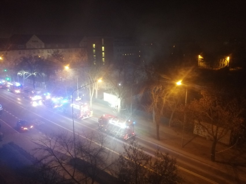 7 jednostek poznańskiej straży gasiło pożar baraku na ul....