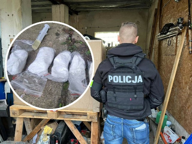 Policjanci z wykorzystaniem psa znaleźli amfetaminę, płynną amfetaminę, haszysz oraz tabletki ecstasy.