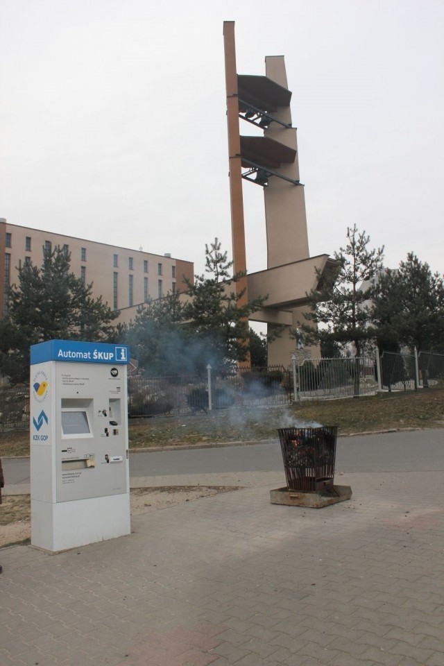 Będzin: Na przystankach czekających na autobus grzeją koksowniki