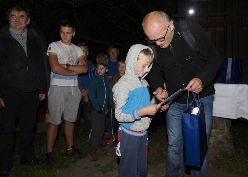 Odkryj Beskid Wyspowy. W sobotni wieczór wspięli się na Ćwilin, a w niedzielny poranek pokonali Łopusze Wschodnie