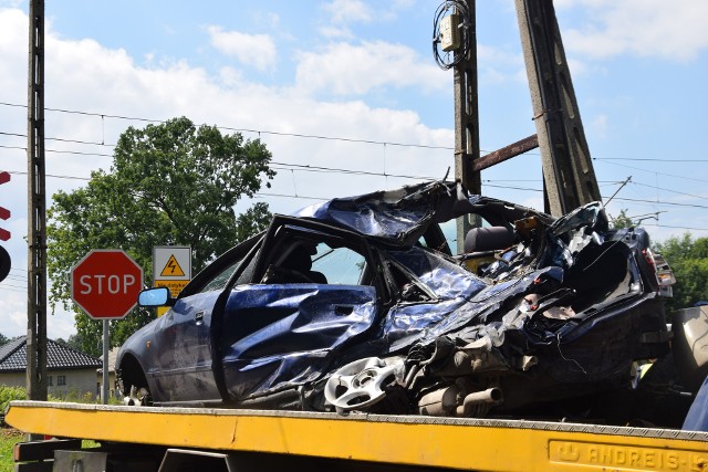 Wypadek w Piasku. Audi wjechało pod pociąg