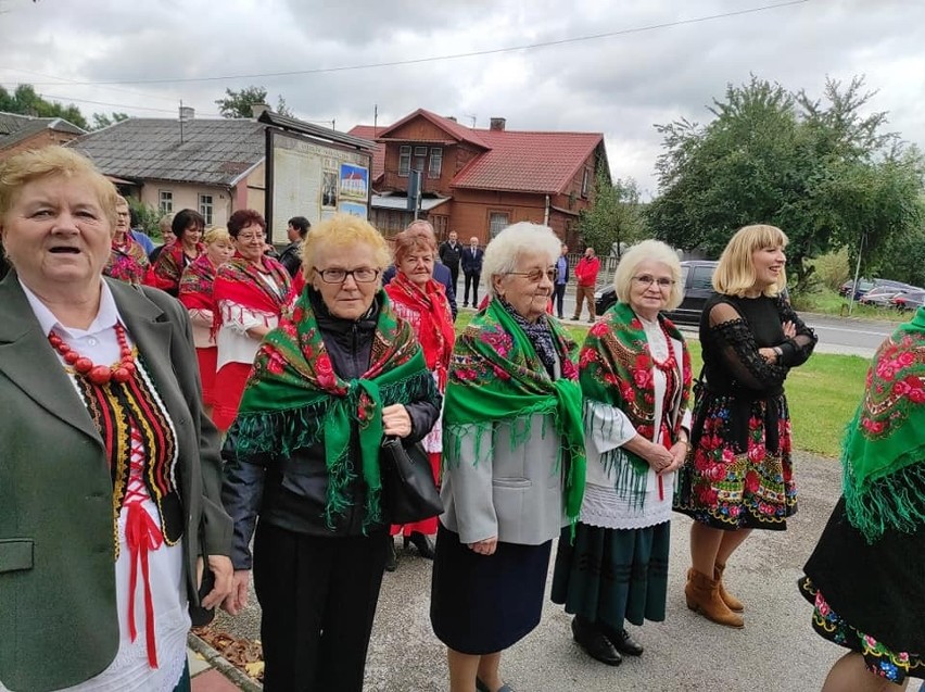 Rolnicy z Kurzelowa w gminie Włoszczowa podziękowali za plony. Piękna uroczystość z posłem i burmistrzem (ZDJĘCIA)