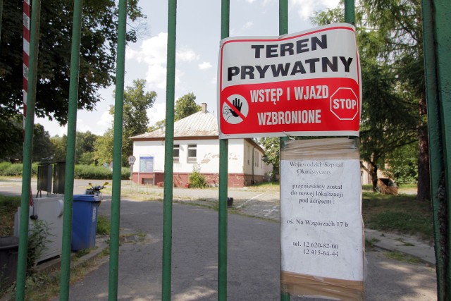 Poszpitalne obiekty w Witkowicach niszczeją. Działka jest urokliwa, jednak kupców brak