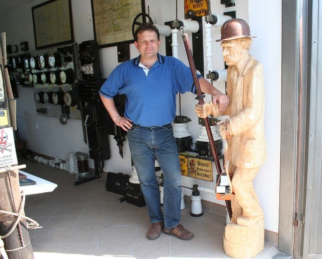 - Stworzyliśmy muzeum, bo chcemy ocalić od zapomnienia zabytkowe urządzenia elektryczne, które jeszcze niedawno były używane na naszym terenie - mówi Aleksander Dementiew (na zdjęciu stoi obok rzeźby Józka Elektryka), jeden z twórców muzeum w Drawnie.