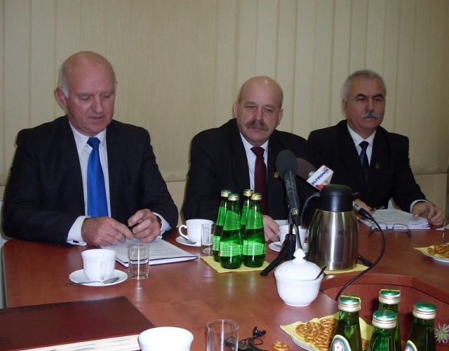 W konferencji uczestniczyli (od lewej) Robert Malinowski, prezydent Grudziądza, starosta Piotr Boiński i wicestarosta Jędrzej Tomella