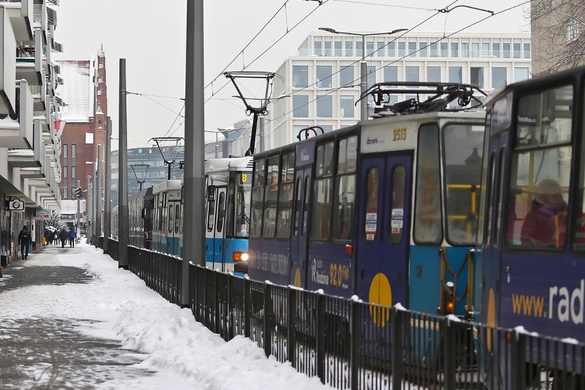 Walka ze zwrotnicami. To one blokują tramwaje w całym Wrocławiu [ZOBACZCIE ZDJĘCIA]