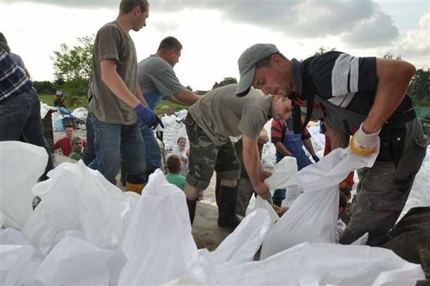 Mieszkańcy Popielowa niedawno wspólnie ratowali gminę przed wodą, teraz pomagają innym.