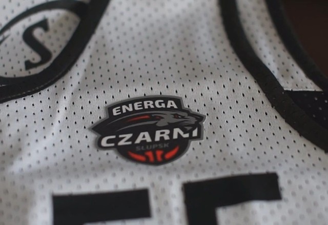 Nowe logo Energi Czarnych Słupsk zaprojektował  młody, utalentowany artysta - Kamil Doliwa. Kamil projektował już symbolikę dla niższych lig, jednak zlecenie od klubu ekstraklasy dostał po raz pierwszy.