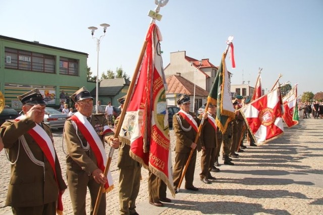 W uroczystościach udział wzięli między innymi kombatanci, przedstawiciele grup rekonstrukcyjnych i uczniowie.