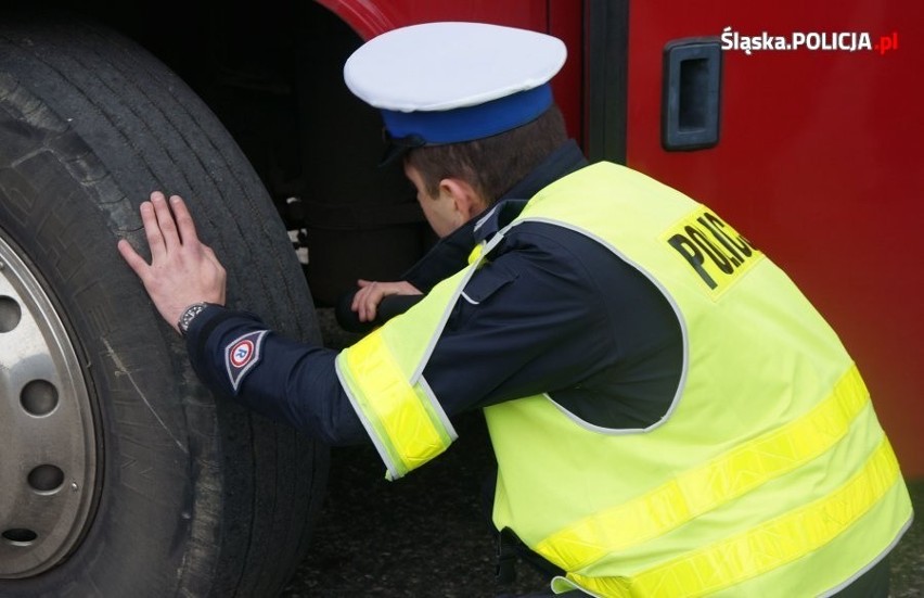 Policjanci sprawdzają autokary wiozące uczniów na ferie. Gdzie są punkty kontroli?