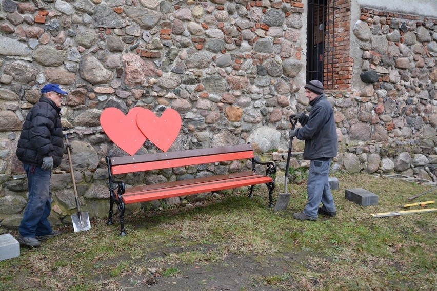 Ławka dla zakochanych w Sulechowie ma dwa duże czerwone...