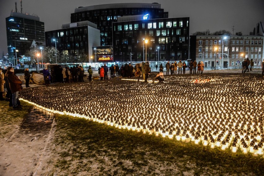 Układanie serca ze zniczy dla Pawła Adamowicza 14.01.2021.