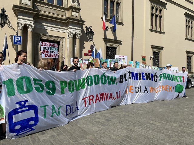 Mieszkańcy i aktywiści zorganizowali pikietę protestacyjną pod krakowskim magistratem.