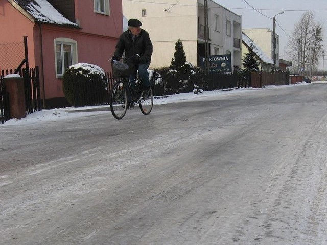 Lśniąca tafla lodu zamiast jezdni. Tak kilka dni temu wyglądała ulica Sportowa w Lęborku.