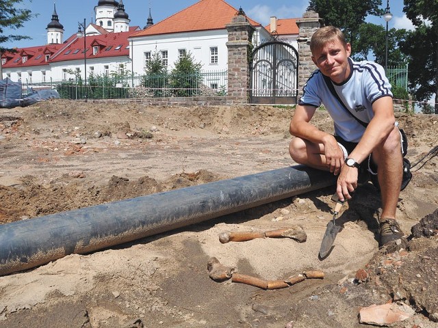 Ulica Konarskiego przebudowywana jest w ramach tzw. schetynówek. &#8211; Trafiliśmy na dwa ludzkie pochówki &#8211; mówi Mariusz Kozieł, archeolog.