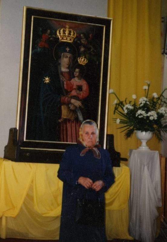 Stanisława Basaj pod ocalonym przez siebie obrazem Matki Boskiej Klewańskiej podczas intronizacji w 1992 r.