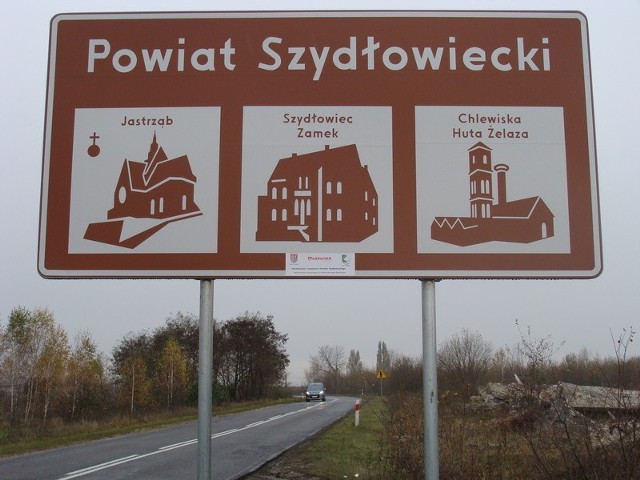 Tablice informujące o głównych atrakcjach turystycznych powiatu stanęły w kilku punktach regionu.