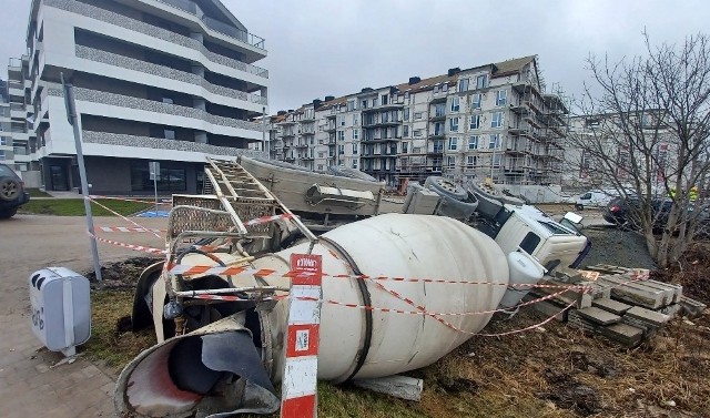 Na wrocławskim Jagodnie na skrzyżowaniu ulic Buforowej z Asfaltową znaleziono niemal pełną betoniarkę, która wpadła do rowu i przewróciła się na bok.