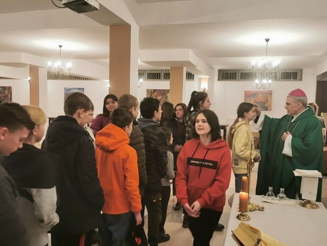 Dzieci z Ukrainy na spotkaniu z biskupem Krzysztofem Nitkiewiczem w ośrodku Caritasu w Bojanowie