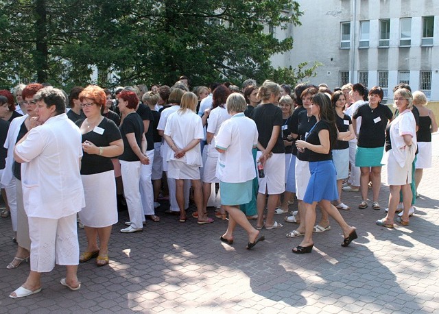 Dwie godziny strajkujące pielęgniarki z radomskiego szpitala spędziły przed głównym wejściem do lecznicy.