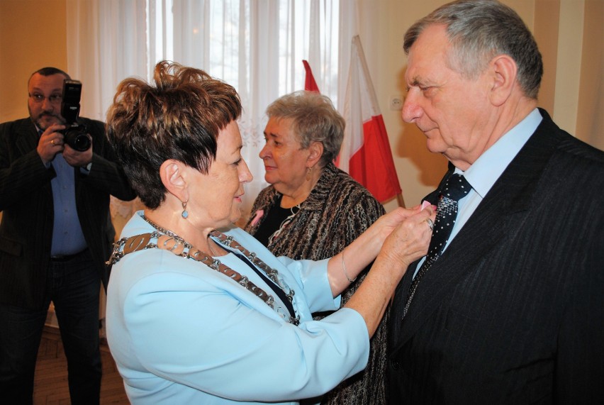 Medale wręczała burmistrz Teresa Substyk....