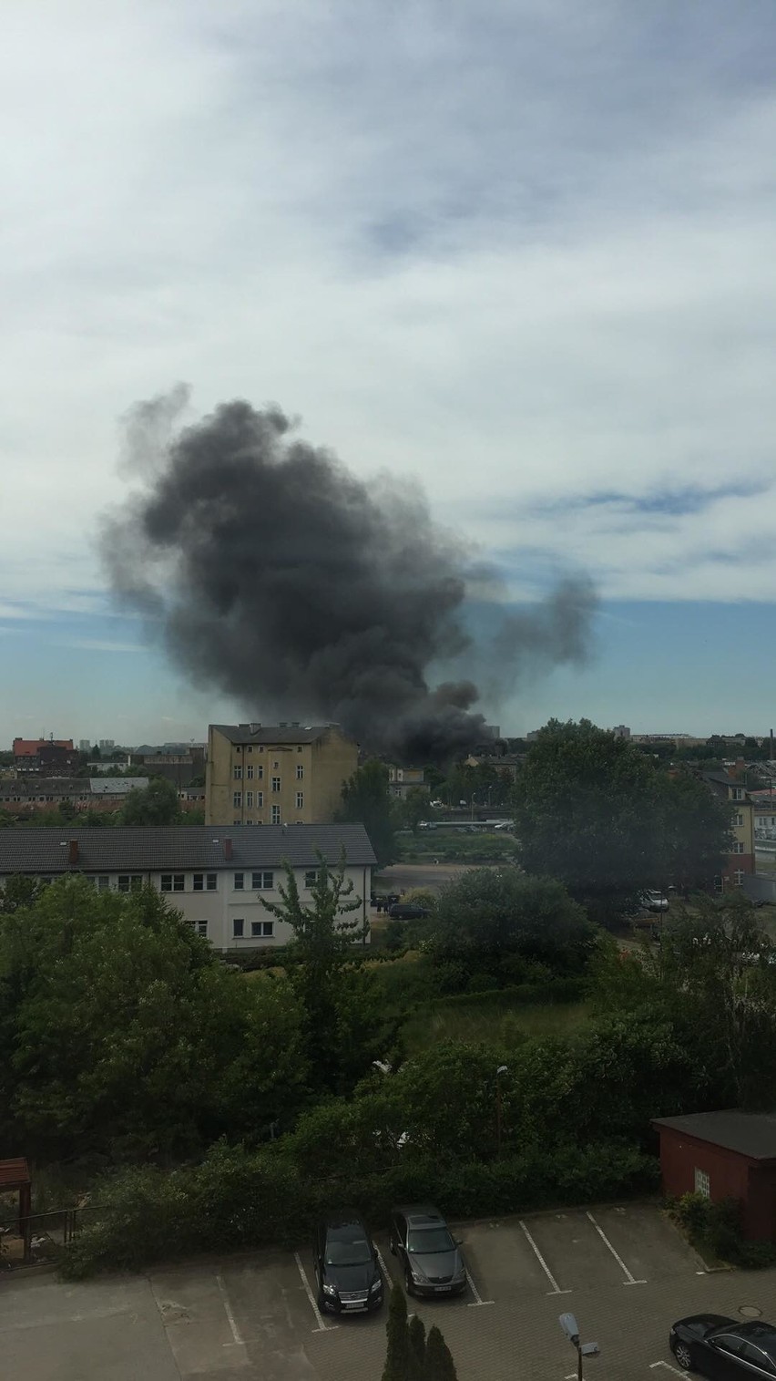Wielkie kłęby dymu nad miastem. Pożar na Pomorzanach w Szczecinie. Paliły się opony [ZDJĘCIA, WIDEO]          