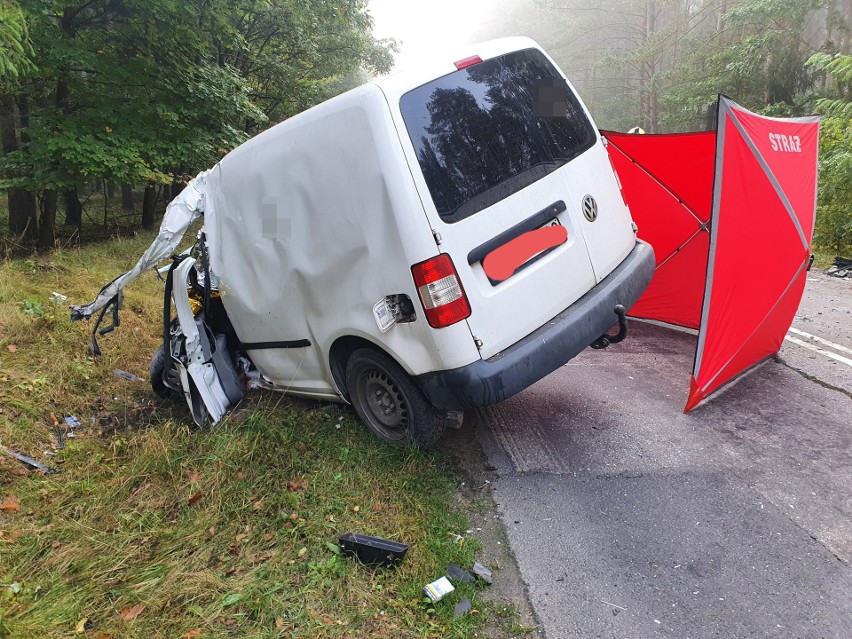 Śmiertelny wypadek na trasie 212 z Bytowa do Chojnic. Droga jest zablokowana