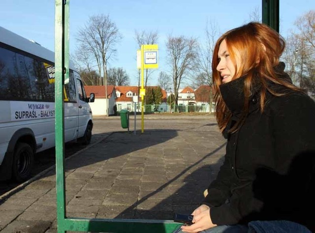 Magdalena Czekaj, która codziennie dojeżdża z Białegostoku do Supraśla autobusami KZK, nic nie wiedziała o zmianach, jakie mają nastąpić od stycznia. Dowiedziała się o nich od nas. Jeszcze nie wie, jakie rozwiązanie wybierze. Będzie miała do wyboru autobusy PKS lub busy firmy Voyager.