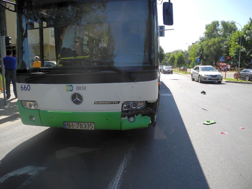 Na ul. Branickiego zderzyły się dwa samochody i autobus...