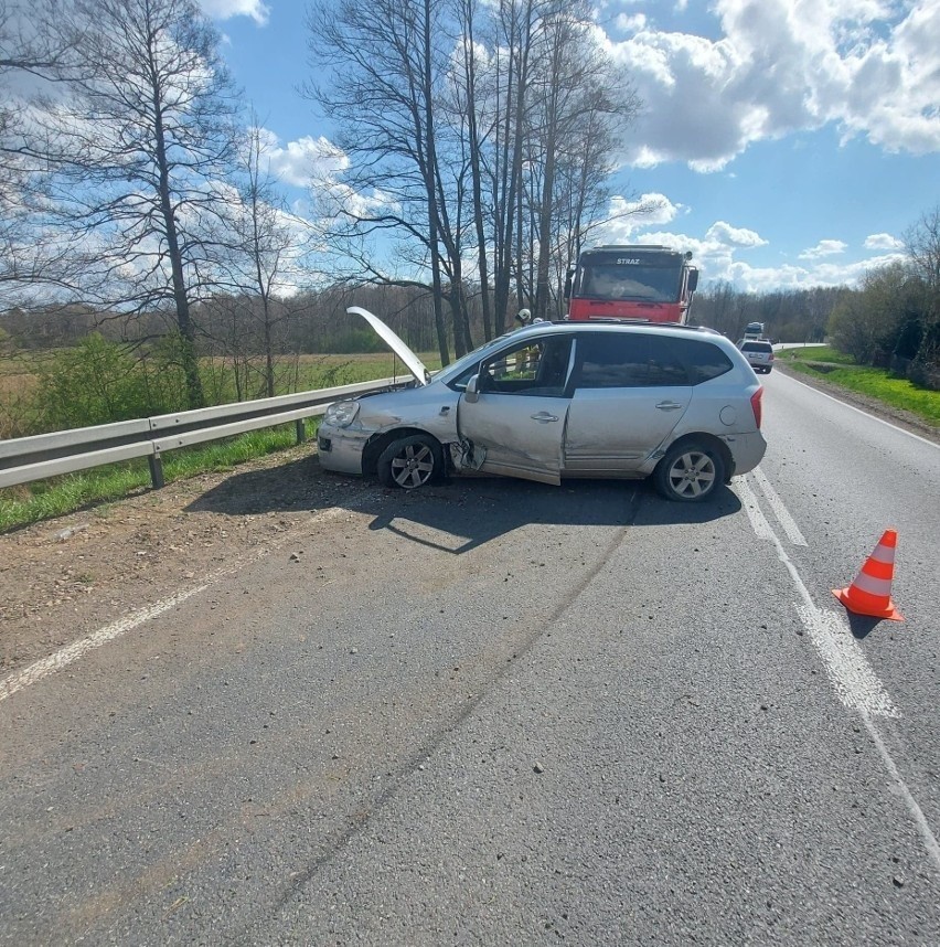 Laszki. Wypadek na DK 19 na trasie Białystok - Bielsk Podlaski. Pijany kierowca KIA wjechał w barierki