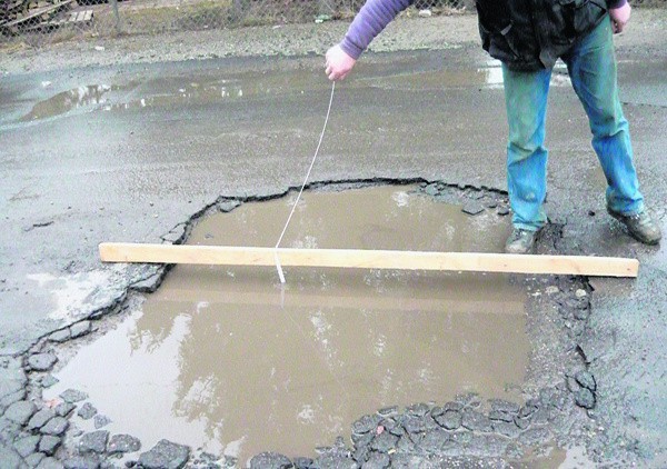 Zdaniem naszego czytelnika, ta dziura na ul. Rojnej, licząca 14 cm głębokości, zasługuje, by nadać jej imię Hanny Zdanowskiej.