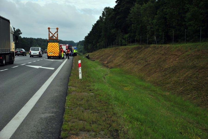 Policjanci wyjaśniają okoliczności wypadku drogowego, do...