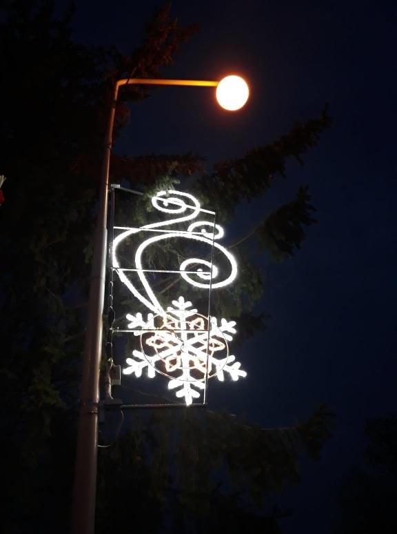 Nowe dekoracje świąteczne i wysoka choinka w Konstantynowie Łódzkim