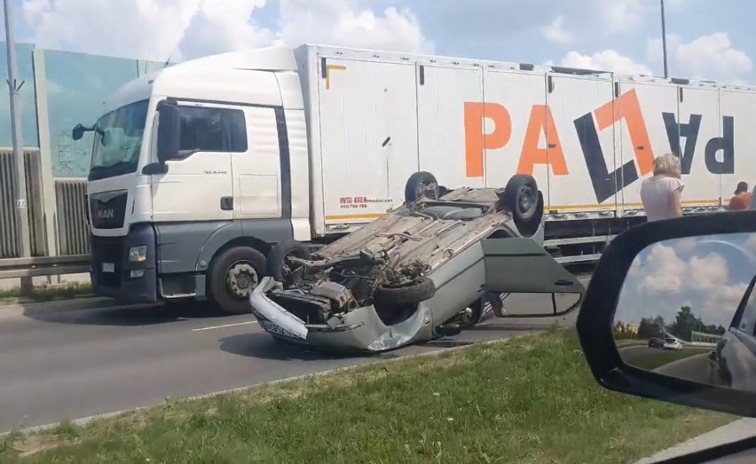 Białystok. Wypadek skody na ul. Kazimierza Wielkiego. Kierowca uderzył w barierki i dachował [ZDJĘCIA]