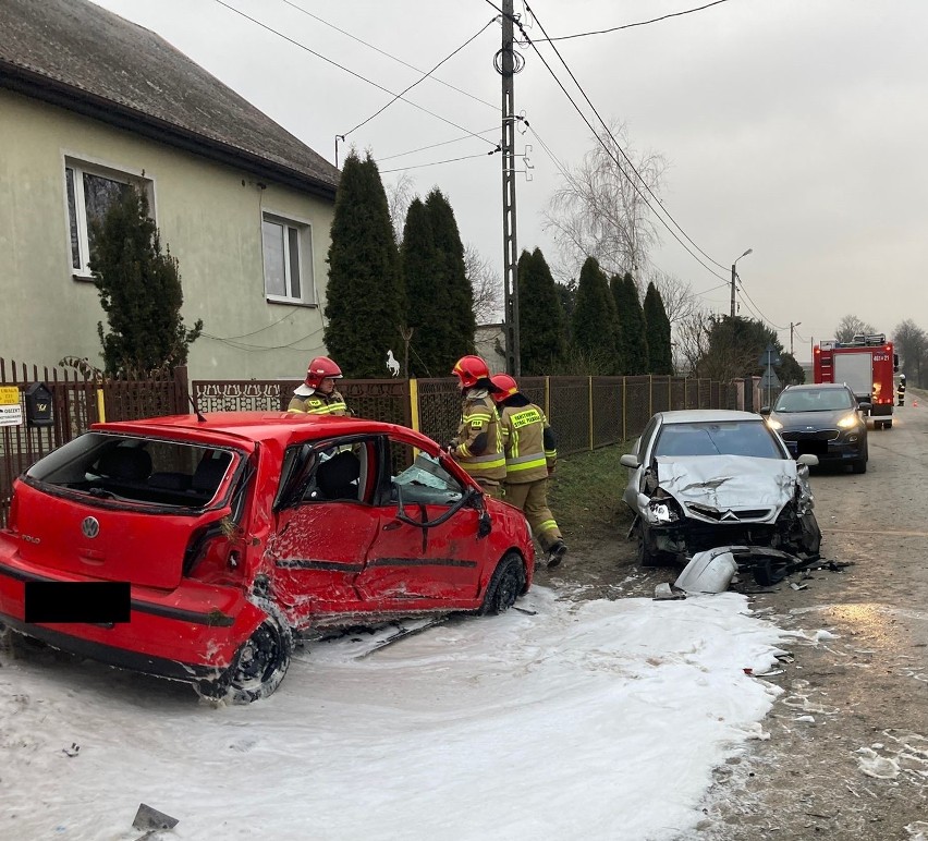 Wypadek na łuku drogi we Wrocieryżu. Dwaj kierowcy w szpitalu [ZDJĘCIA] 