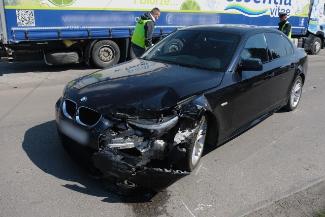 Do wypadku doszło w poniedziałek w Krównikach pod Przemyślem. W zderzeniu trzech samochodów osobowych poszkodowana została jedna osoba.Aktualizacja, godz. 13.15- Kierująca daewoo lanosem, 45-letnia mieszkanka Przemyśla jadąc w kierunku Jaksmanic, wykonując manewr skrętu w lewo nie zauważyła nadjeżdżającego BMW i doprowadził do zderzenia się pojazdów - powiedziała mł. asp. Marta Fac z KMP w Przemyślu. Mężczyzna z BMW, 38-letni mieszkaniec pow. przemyskiego uderzył z kolei w zaparkowane audi. 38-latek został przetransportowany przez pogotowie ratunkowe do szpitala na badania.Policjanci prowadzą czynności wyjaśniające w sprawie tego zdarzenia.