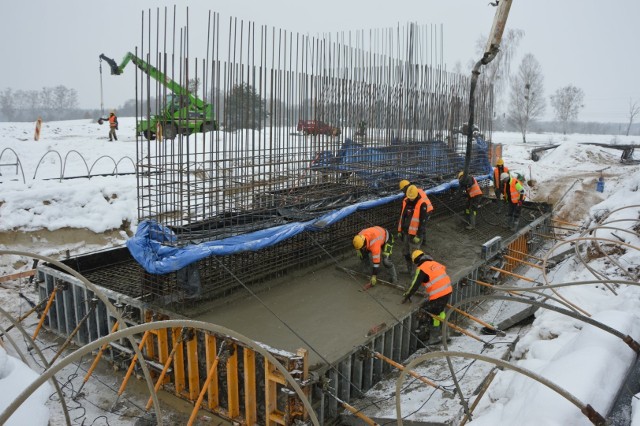 Mimo niesprzyjających warunków pogodowych, wykonawcy nie schodzą z placów budowy drogi ekspresowej S6 starając się zrealizować jak najwięcej prac, zanim rozpocznie się zimowa pauza (od 16 grudnia do 15 marca).