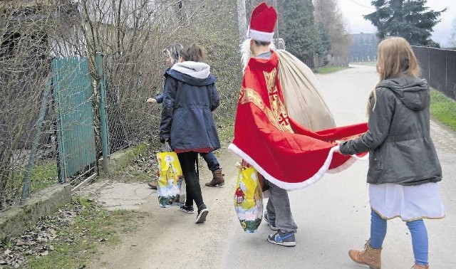 Niegowiccy gimnazjaliści - św. Mikołaj i jego asystenci  co roku roznoszą prezenty