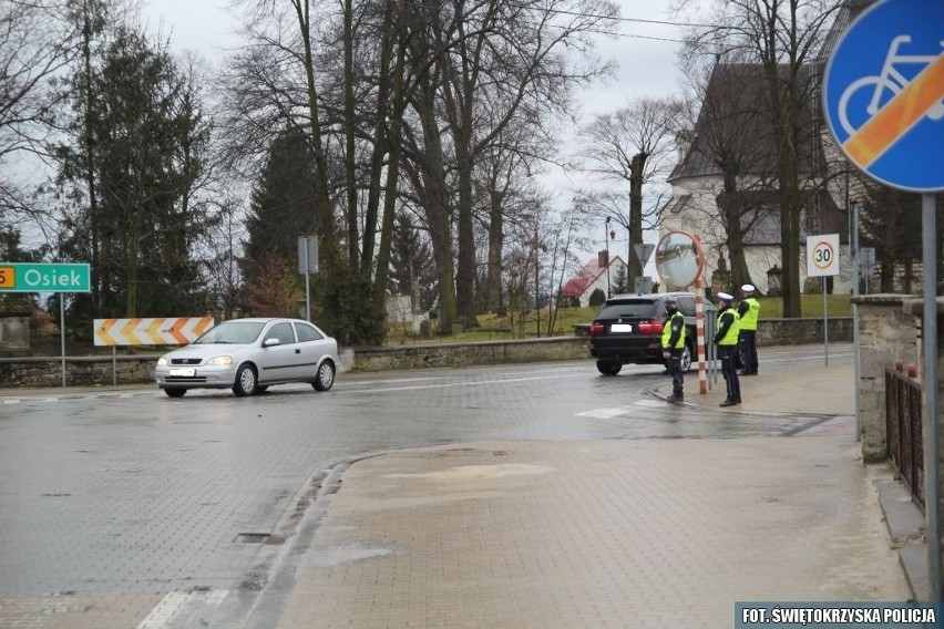 Staszowscy policjanci monitorowali przejścia dla pieszych. Nie obyło się bez wykroczeń (ZDJĘCIA)