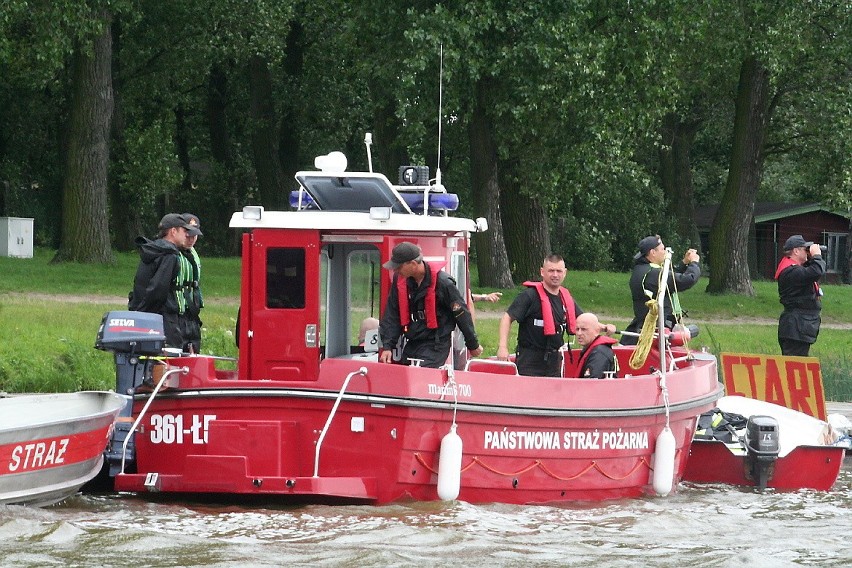 Ćwiczenia strażackich jednostek pływających