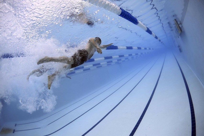 Pływanie zwiększa wydolność płuc, dobrze wpływa na stawy,...