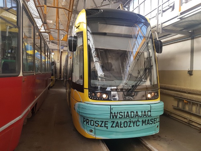 Po toruńskich ulicach kursuje autobus i tramwaj w maseczce