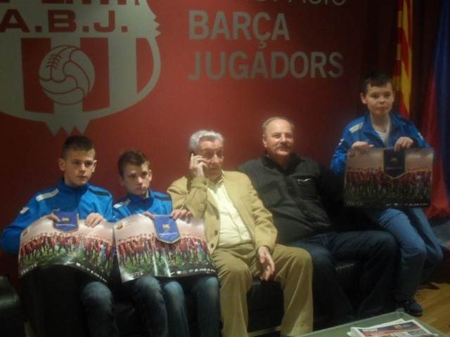 Młodzi zawodnicy Sparty Sycewice w Hiszpanii, na zdjęciu powyżej z Fuste i Trąbczyńskim. Fota z prawej z trenerem Ryszardem Hendrykiem.