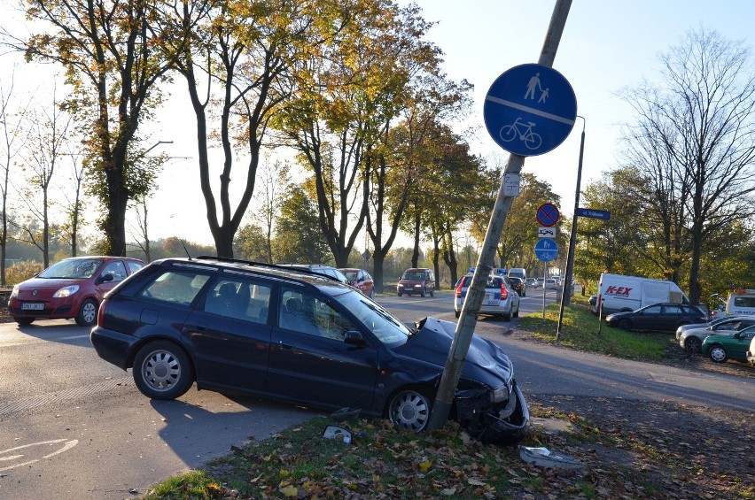Wrocław: Wypadek na ul. Kosmonautów. Tramwaj linii 20 zderzył się z audi (ZDJĘCIA)
