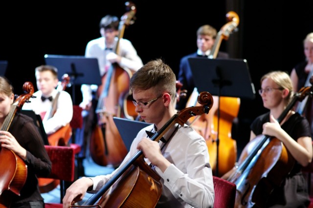 Koncert Orkiestry Szkolnej inowrocławskiej Państwowej Szkoły Muzycznej. Na pierwszym planie Nikodem Wójtowicz