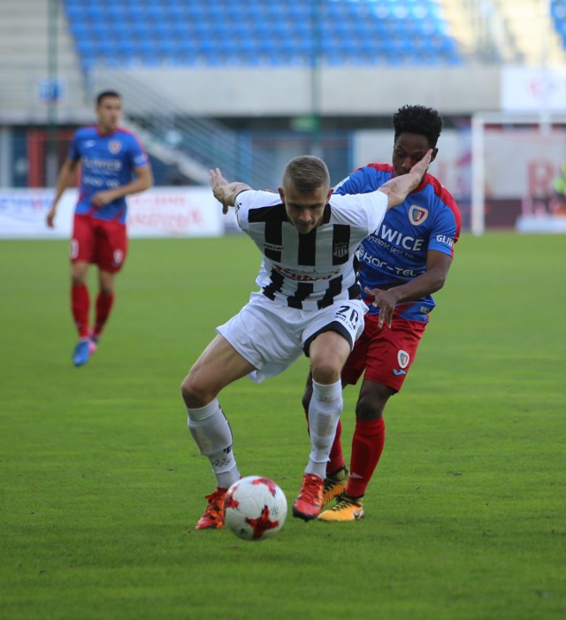 14.10.2017 glwicepiast glwiice sandecja nowy sacz mecz pilka nozna esktraklasanz joel valencia piast i adrian danek sandecjamarzena bugala- azarko /dziennik zachodni/ polska press