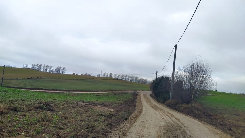 Kilka odcinków gruntowych dróg w gminie Tuchomie zyskało...