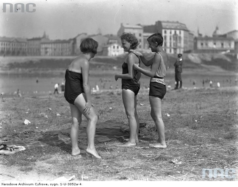 Plażowicze podczas wypoczynku.